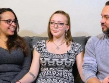 «Μια τρελή τρελή οικογένεια» - Χώρισε τον άντρα της για να παντρευτεί την κοινή τους σύντροφο (βίντεο)